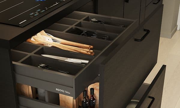 Edge Black Ash kjøkken med sort matt benkeplate og åpen skuff-i-skuff-løsning