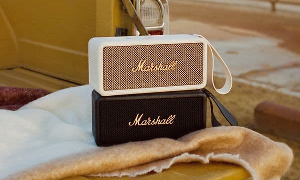 Kaksi Marshall Middleton -kaiutinta pinottuina