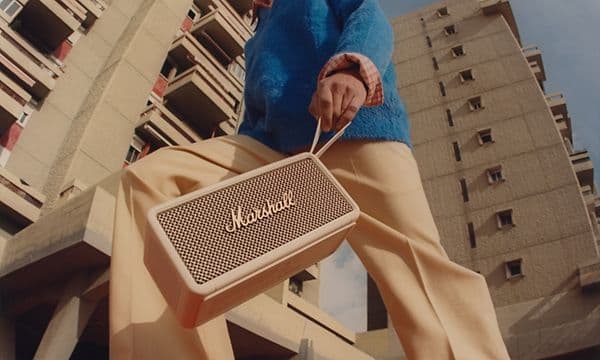 Poika kaupungilla Marshall-kaiuttimen kanssa