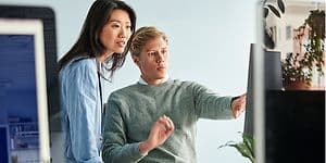 B2B - Den moderne arbejdsplads - to kollegaer foran en pc på et kontor