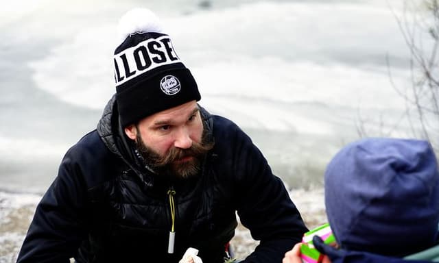 Atte Nurmi sosiaaliohjaajana keskustelee nuoren kanssa