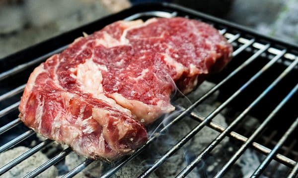  Råt kød på en grill