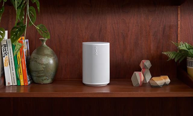 Sonos Era 100 i en bokhylle