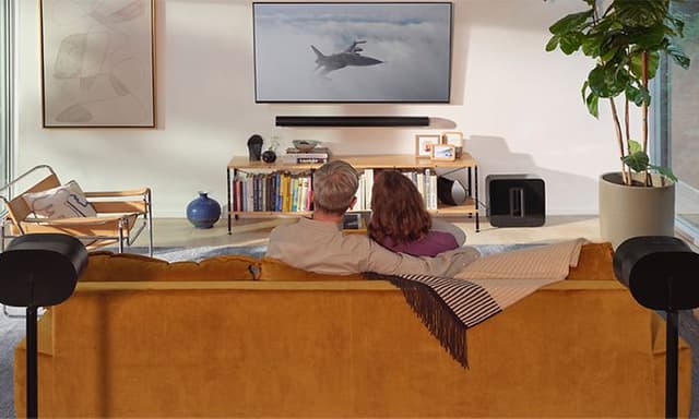 Kaksi sound bariin yhdistettyä Era 300 -kaiutinta luovat surround sound -äänimaailman olohuoneeseen