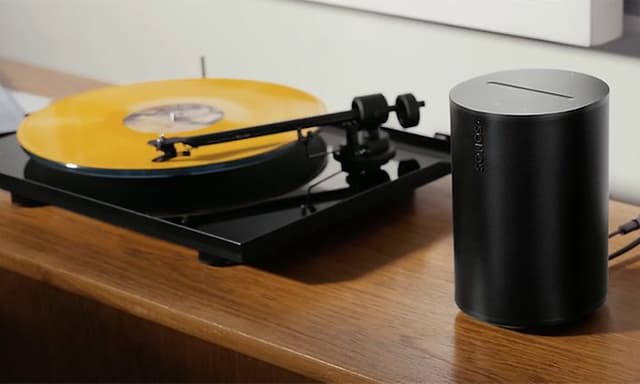 Sonos Era 100 vinyylisoittimen vieressä
