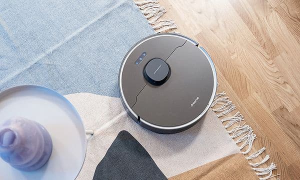 Dreame DreameBot D10s Plus robotstøvsuger som rengjøt et teppe