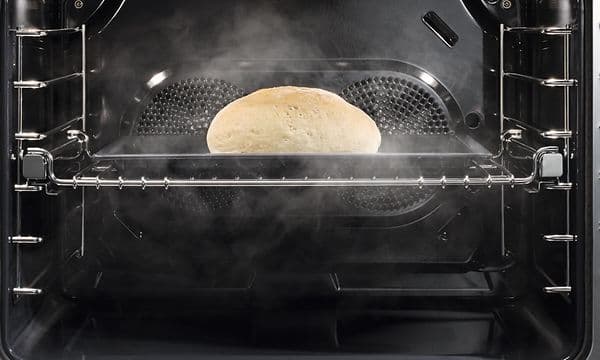 Brød bakes inne i Mieles kombinerte dampovn med Moisture Plus-funksjon