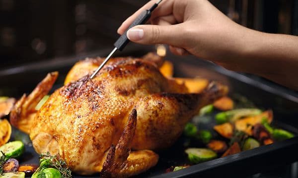 Kylling rett fra Electrolux-ovnen som måles med Food Sensor-termometer