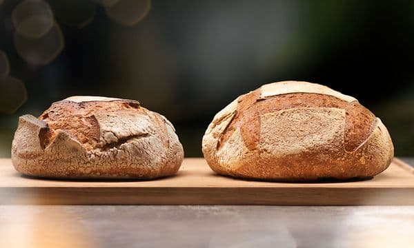 To nystekte brød på et skjærebrett