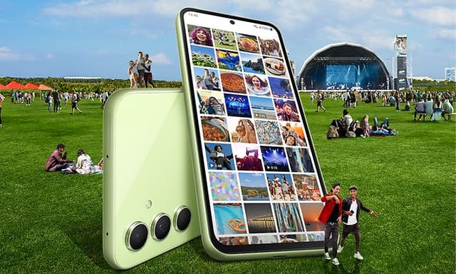 Illustration av ungdomar på en festival och en Galaxy A54 5G med dess bildbibliotek