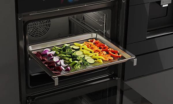 Ångkokta grönsaker på en plåt i en Bosch accent line Serie 8-ugn
