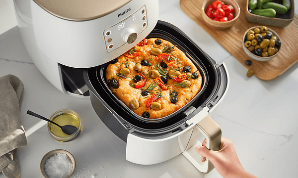 Hvit Philips Airfryer XXL og focacciabrød som stekes  i bakeformen