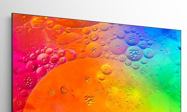TCL QLED770 TV med farverig skærm