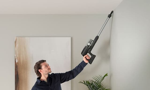 Electrolux -Cordless vacuum cleaner- Man vacuuming roof
