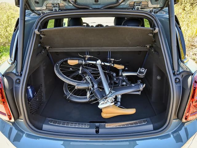 Sammenfoldet elcykel i baggagerummet af en bil