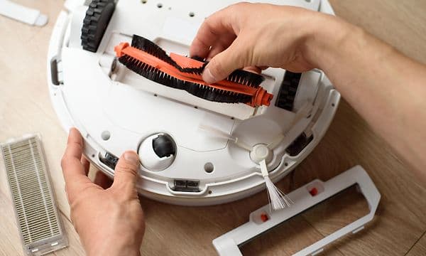 Rengjøre børsten på en robotstøvsuger
