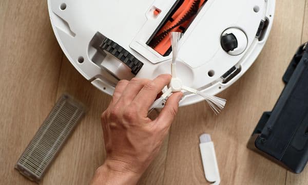 Rengjøre sensorene på en robotstøvsuger