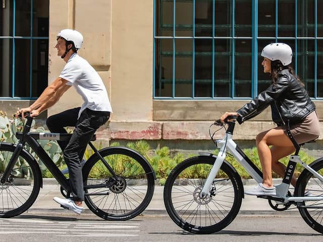 To mennesker på elcykler