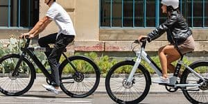 To mennesker på elcykler