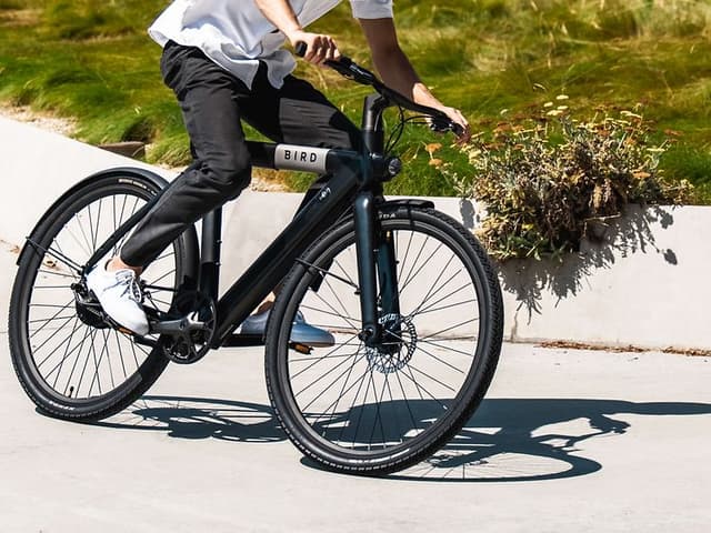 En mand der cykler på en elcykel