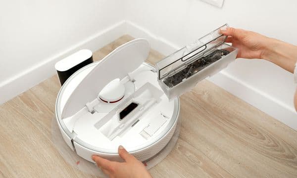 Robottipölynimurin puhdistus - pölysäiliön irrotus