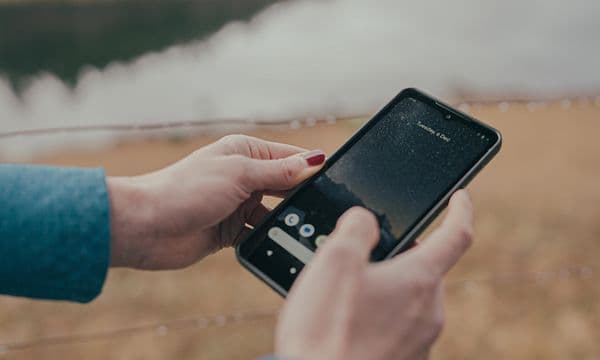 Cat S75 5G smarttelefon i hendene på en kvinne