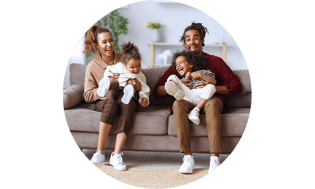 Familie der sidder på en sofa