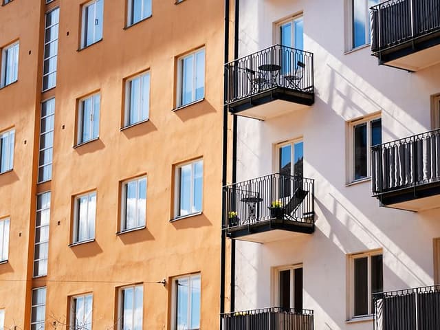 Facaden af en bygning med lejligheder og altaner