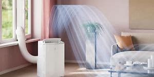 Transportabel aircondition i en stue med luftflow illustreret i blåt