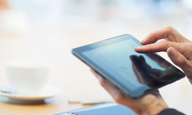 Käytössä oleva tablettitietokone