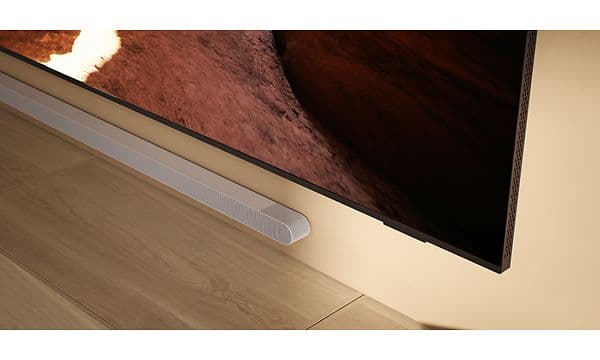 Samsung Soundbar under en veggfestet TV