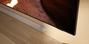 Samsung Soundbar under en veggfestet TV