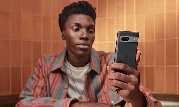 Mann låser opp Google Pixel 7a med ansiktslgjenkjenning