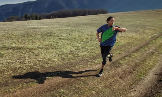 Man som joggar med en Apple Watch Ultra på handleden