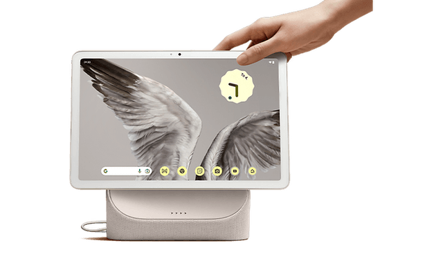 En hand som sträcker sig efter Google Pixel Tablet