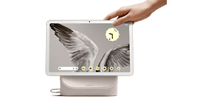 En hand som sträcker sig efter Google Pixel Tablet