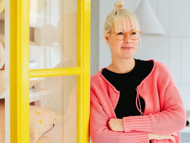 Kvinde der poserer i hendes butik