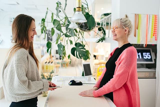 B2B - Kaksi naista myymälässä
