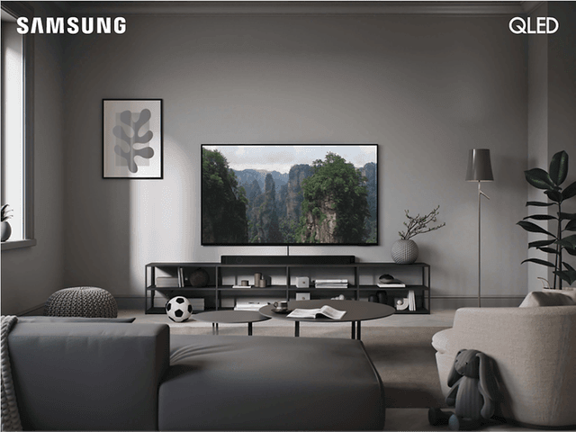 Samsung QLED TV fra 2023-serien i en grå stue