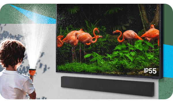 Kvinne beundrer veggmontert Samsung The Terrace TV med lydplanke