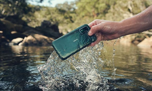 Nokia XR21-telefoners vandtætte kvaliteter bliver testet i vand