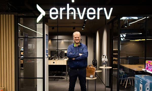 B2B - Elgigantenmedarbejder der står med en laptop i et varehus