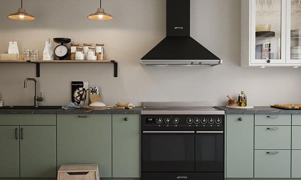 Smeg-liesi vihreänvärisessä Epoq-keittiössä
