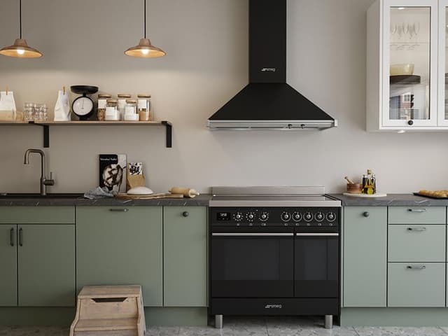 Smeg komfur i et grønt Epoq køkken
