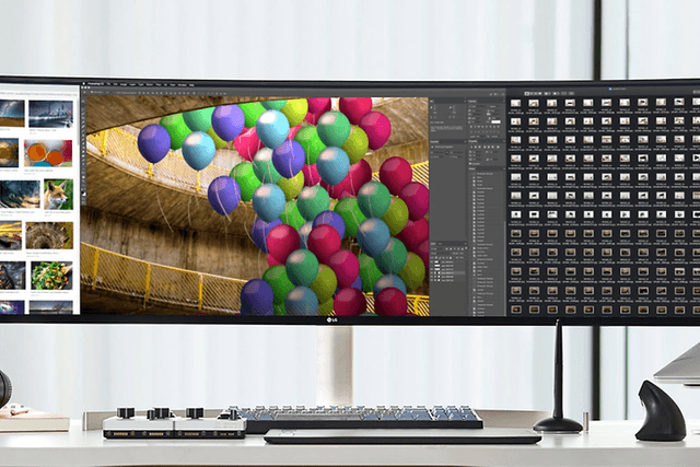 En UltraWide ekstra bred skärm med färglada bilder i fotoprogram