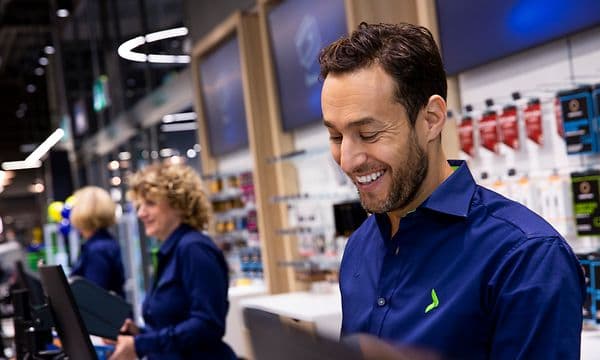 Manlig Elkjøp-anställd i en Elgiganten-butik