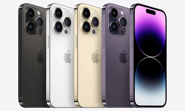 Viisi iPhonea rivissä eri värivaihtoehdoissa