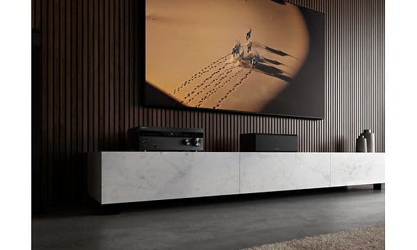 Sony TA-AN1000 7.2-kanavainen 8K A/V-vahvistin ja televisio olohuoneessa