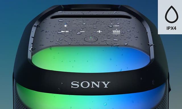 Vanndråper på Sony SRS-XV800 høyttaler med IPX4vannbestandig kvalitet