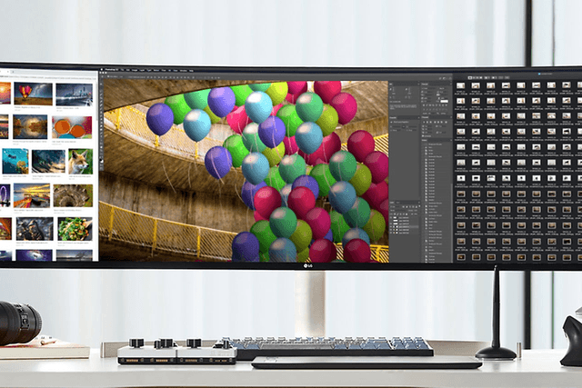 En UltraWide extra bred skärm med färglada bilder i fotoprogram